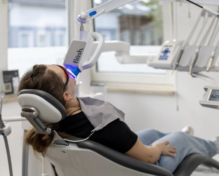 fläsh.-Bleaching im Behandlungszimmer, Zähne aufhellen in Bad Oldesloe