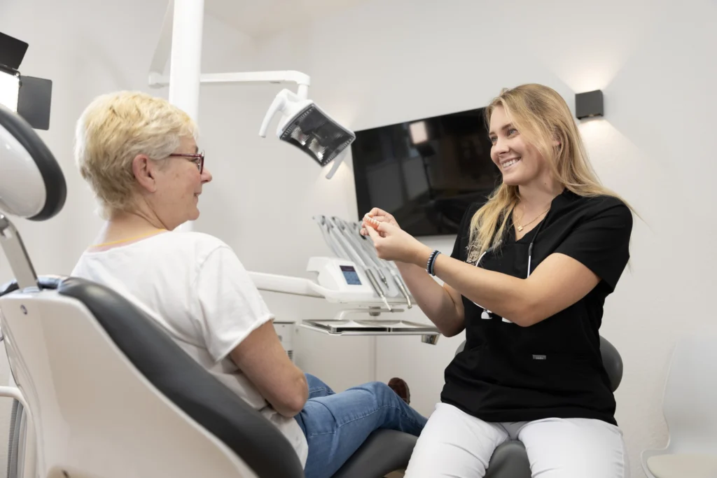 Zahnarzt Bad Oldesloe: Behandlerin bei der Untersuchung einer Patientin im Behandlungszimmer an der Königstraße